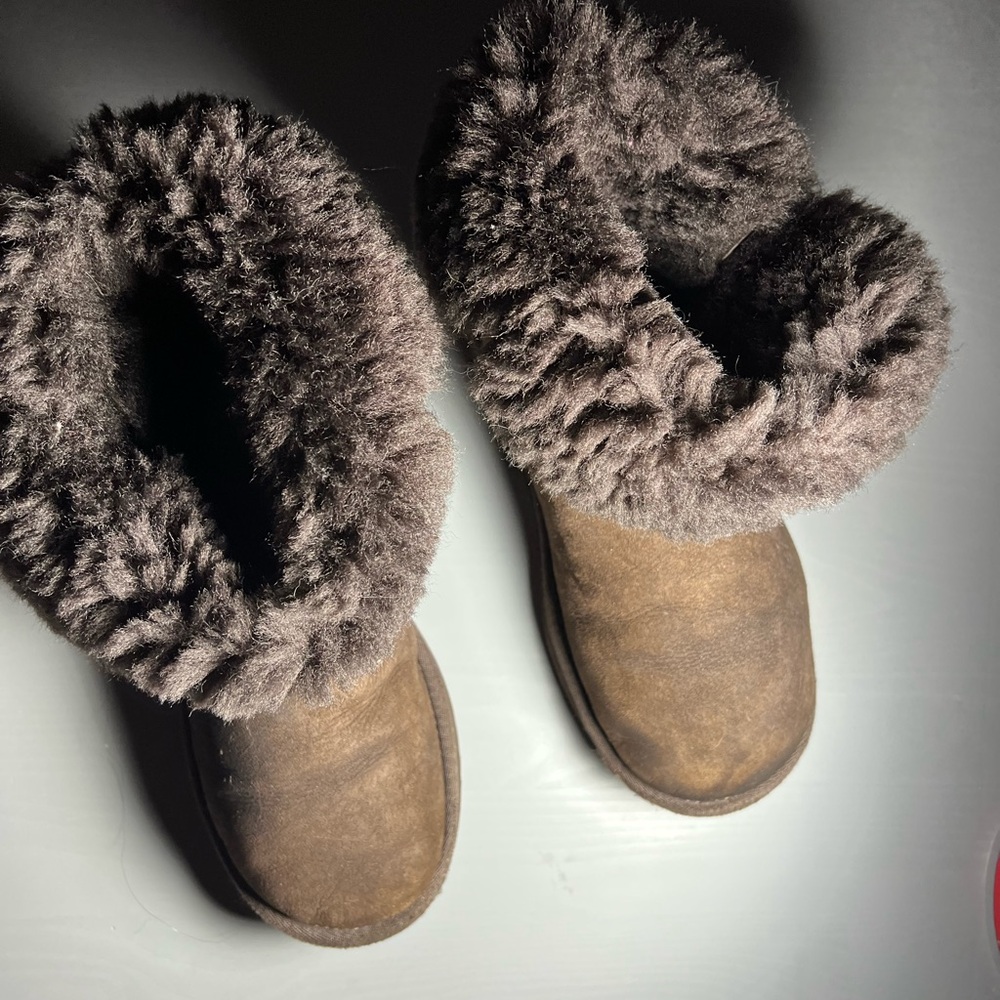 UGG size 7, Plush Shearling-Lined Women's Winter Boots - Chocolate